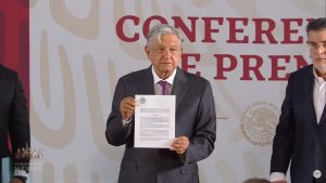 AMLO sostiene el decreto para eliminar condonaciones de impuestos.