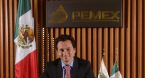 Foto de Emilio Lozoya frente al símbolo de Pemex.