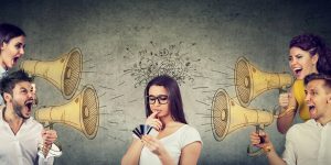 Persona bombardeada por varios mensajes