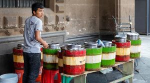 joven vendiendo nieves