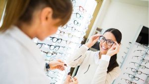 El SAT debe considerar las micas y el armazón en la deducción de lentes ópticos graduados